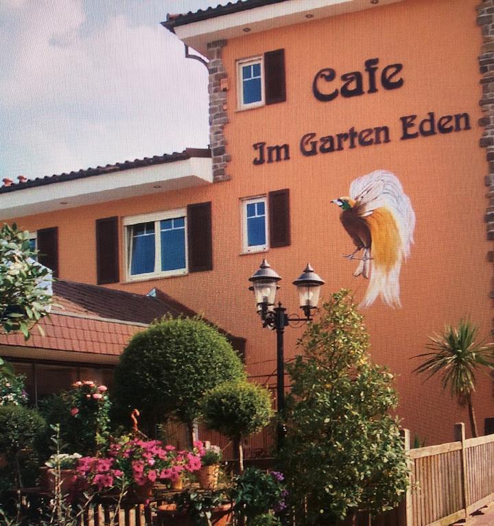 Cafe Im Garten Eden